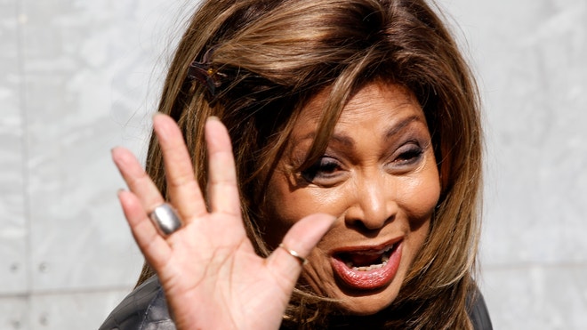 tina turner waving 660 reuters.JPG